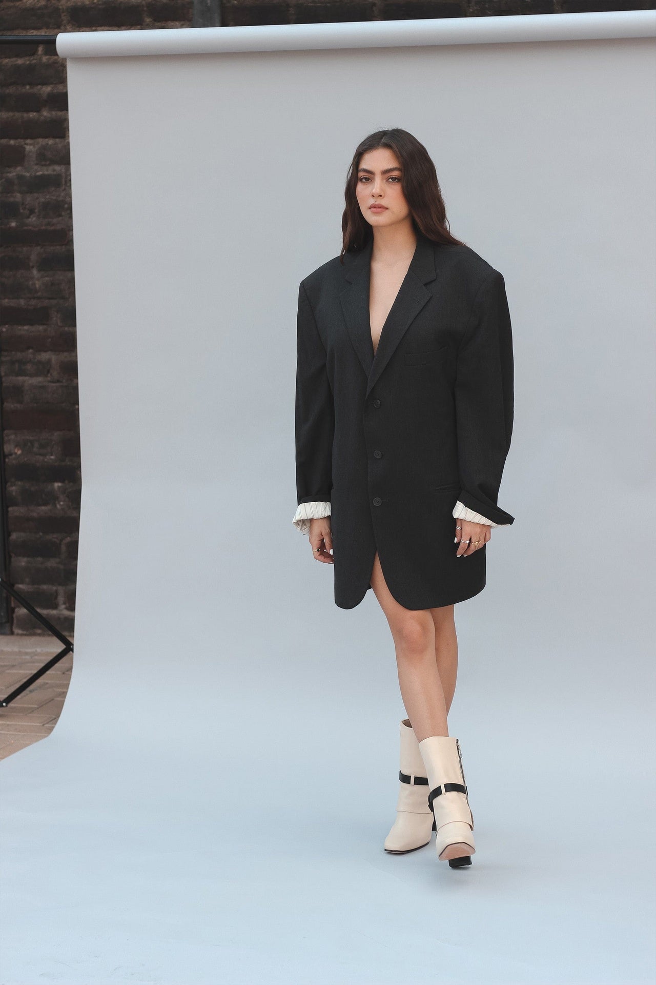 Botines de punta cuadrada Botines hechos a mano en piel negra y crema Botines con dobladillo simulado Botines con cinta decorativa alrededor Botines con mini estoperoles de estrella Botines de tacón tipo bloque Calzado de piel 100% genuina Botines con cierre metálico interno Botines con tacón de 9.5 cm de altura Botines de moda en color negro y crema Botines para mujeres con estilo Botines elegantes de piel