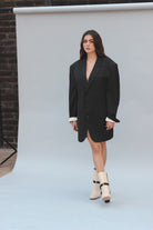 Botines de punta cuadrada Botines hechos a mano en piel negra y crema Botines con dobladillo simulado Botines con cinta decorativa alrededor Botines con mini estoperoles de estrella Botines de tacón tipo bloque Calzado de piel 100% genuina Botines con cierre metálico interno Botines con tacón de 9.5 cm de altura Botines de moda en color negro y crema Botines para mujeres con estilo Botines elegantes de piel