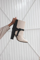 Botines de punta cuadrada Botines hechos a mano en piel negra y crema Botines con dobladillo simulado Botines con cinta decorativa alrededor Botines con mini estoperoles de estrella Botines de tacón tipo bloque Calzado de piel 100% genuina Botines con cierre metálico interno Botines con tacón de 9.5 cm de altura Botines de moda en color negro y crema Botines para mujeres con estilo Botines elegantes de piel