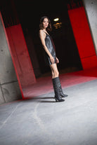 Botas de piel negras Botas de moda en color negro Botas vaqueras de mujer botas vaqueras de piel  botas vaqueras negras mujer outfits con botas negras  botas negras de piel botas en tendencia botas 2024