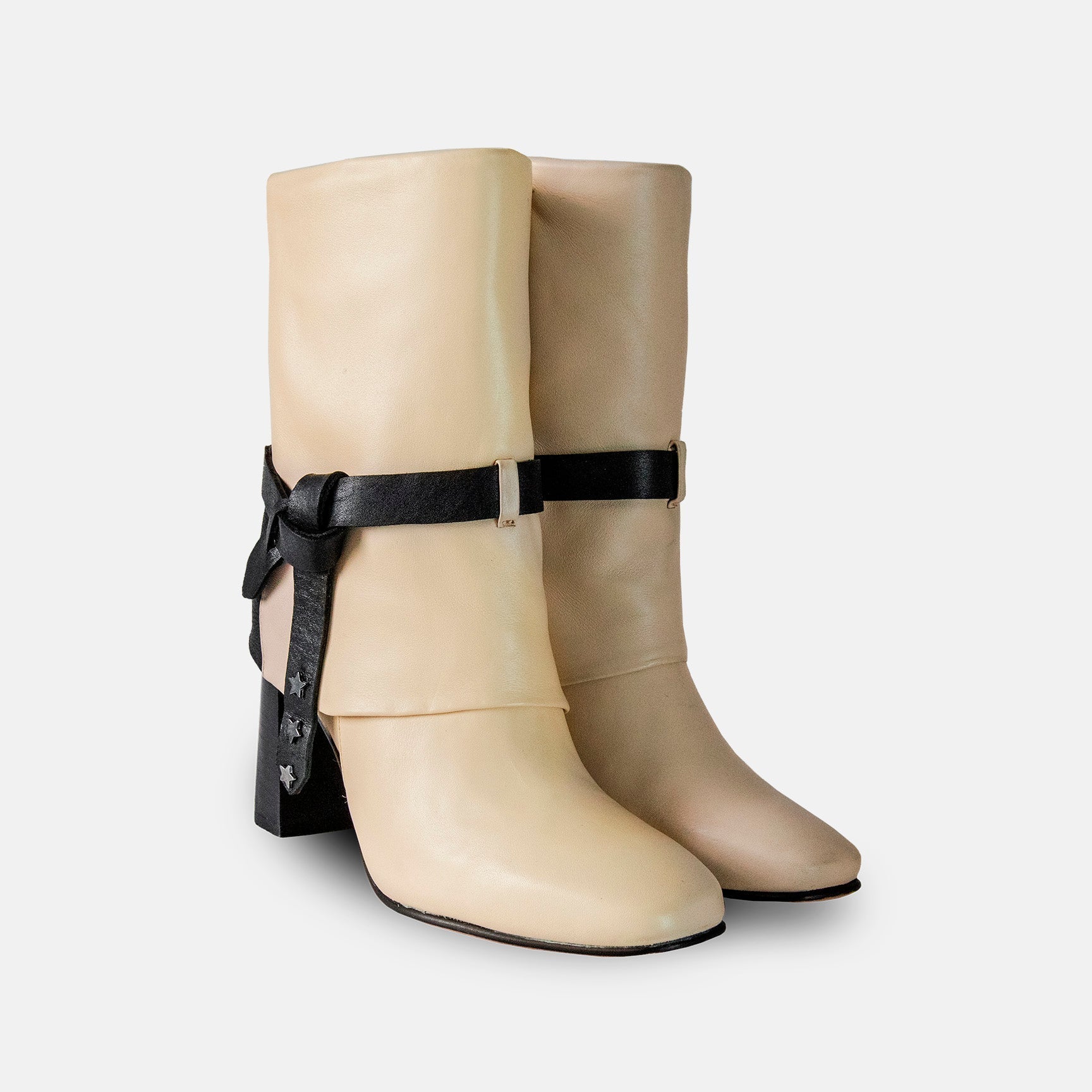 Botines de punta cuadrada Botines hechos a mano en piel negra y crema Botines con dobladillo simulado Botines con cinta decorativa alrededor Botines con mini estoperoles de estrella Botines de tacón tipo bloque Calzado de piel 100% genuina Botines con cierre metálico interno Botines con tacón de 9.5 cm de altura Botines de moda en color negro y crema Botines para mujeres con estilo Botines elegantes de piel