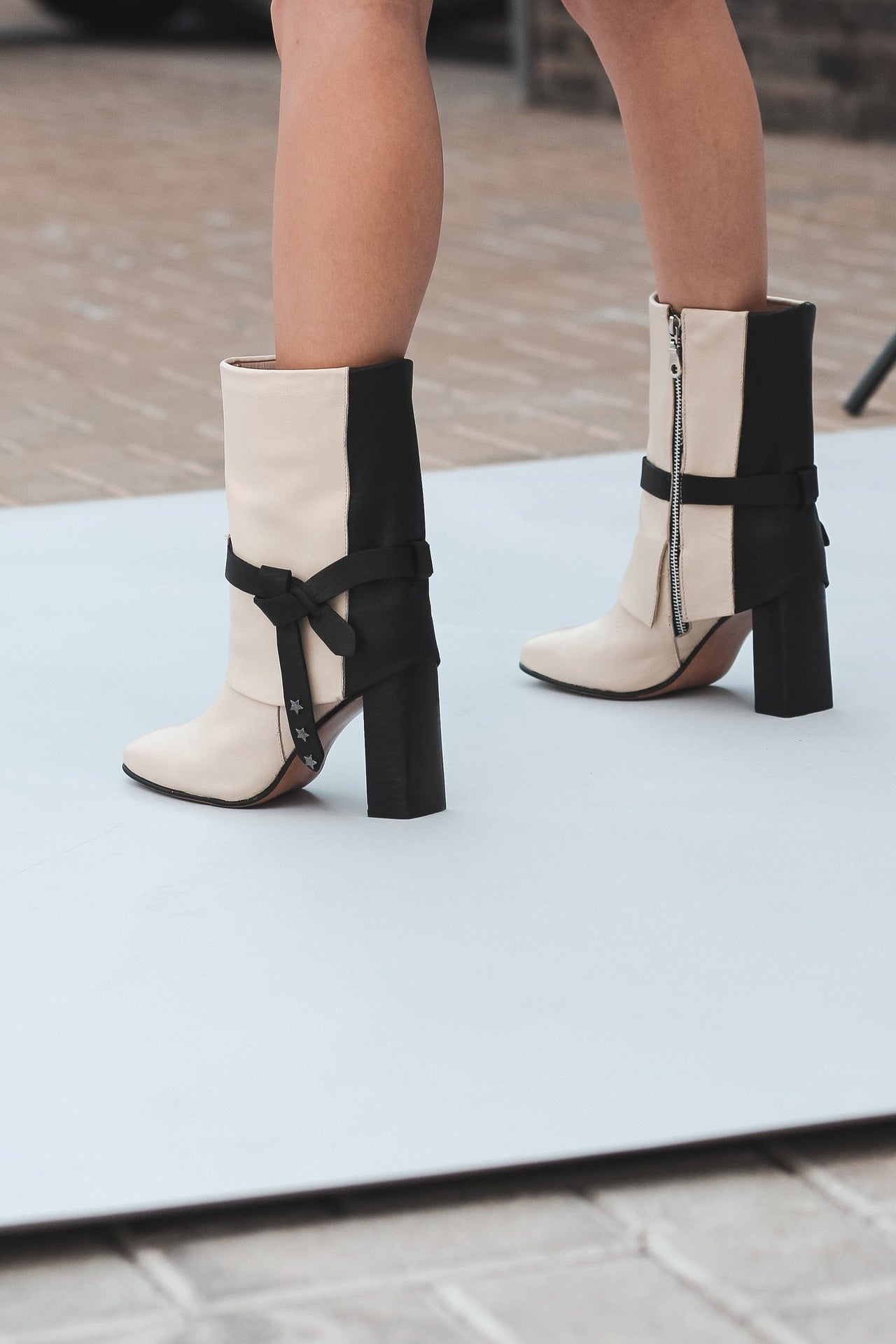 Botines de punta cuadrada Botines hechos a mano en piel negra y crema Botines con dobladillo simulado Botines con cinta decorativa alrededor Botines con mini estoperoles de estrella Botines de tacón tipo bloque Calzado de piel 100% genuina Botines con cierre metálico interno Botines con tacón de 9.5 cm de altura Botines de moda en color negro y crema Botines para mujeres con estilo Botines elegantes de piel