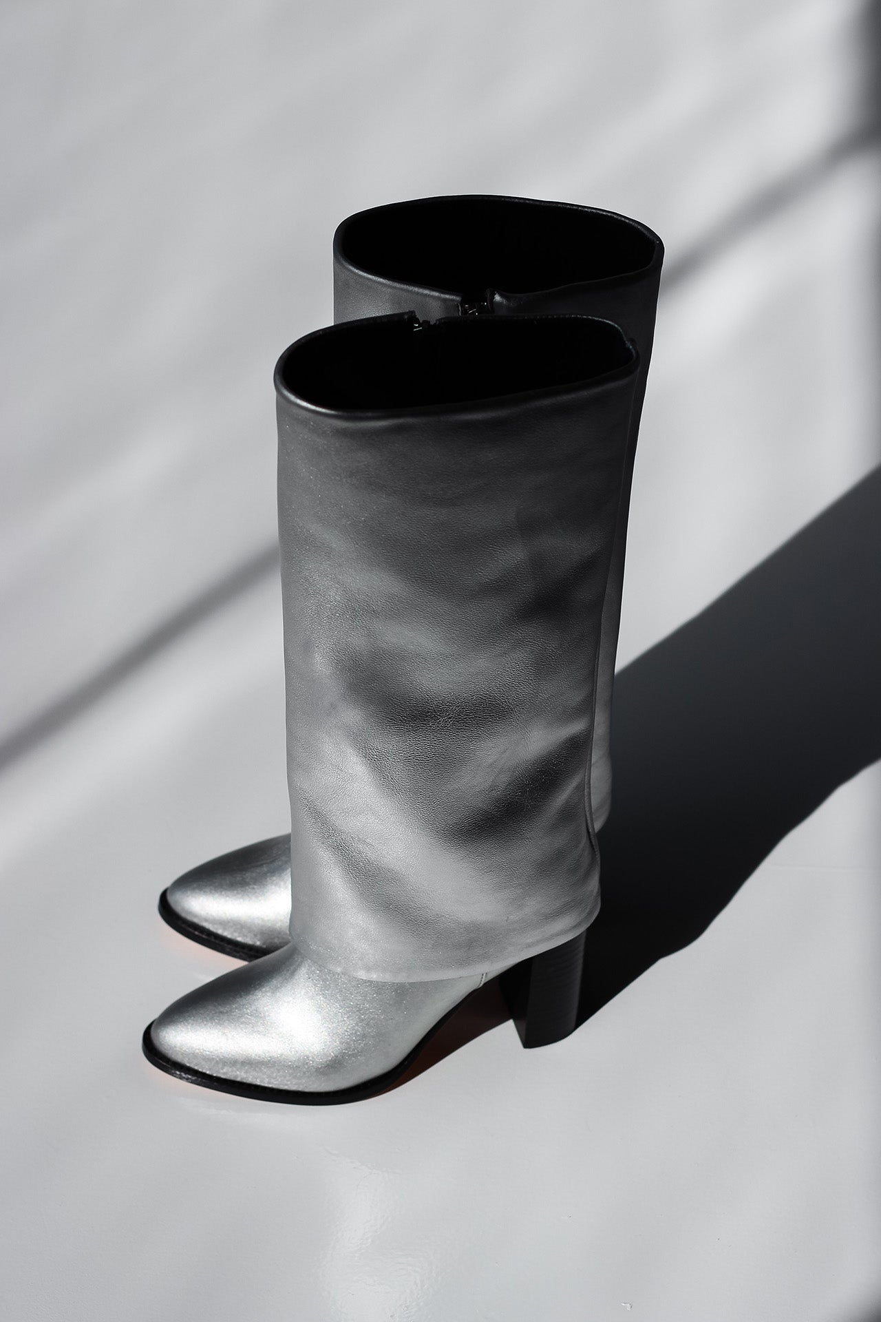 Calzado de noche en plata Bota metálico Botín de moda en plata Bota de piel hecho a mano oufits con botas metálicas metallic boots botas en tendencia Bota larga para mujer botas en tendencia 2024 botas de piel altas
