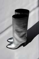 Calzado de noche en plata Bota metálico Botín de moda en plata Bota de piel hecho a mano oufits con botas metálicas metallic boots botas en tendencia Bota larga para mujer botas en tendencia 2024 botas de piel altas