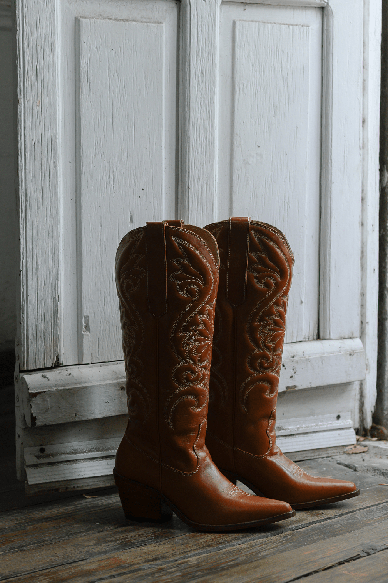 Botas atemporales para cowgirls Silueta de botas con bordado floral Botas de piel única en selección de color Botas de piel de res 100% genuinaBotas de piel de res para mayor durabilidad Botas de piel de calidad para mayor comodidad Botas de piel con bordado floral en el exterior Botas de piel hechas en México